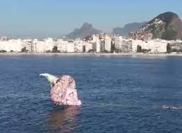 Balão cai no mar de Copacabana perto do palco de Madonna