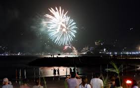 網代温泉海上花火大会、3000発が夜空と海面彩る 灯篭流しも - 熱海経済新聞